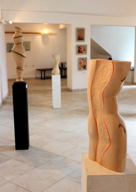 Изложбата "Жената през" представя образа на жената през скулптури от дърво и поетични текстове